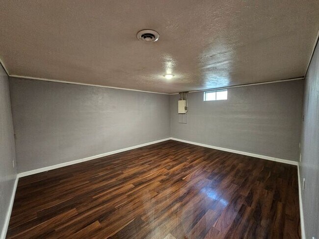 Building Photo - Spacious 3 Bedroom, 1.5 Bath House with Detached Garage