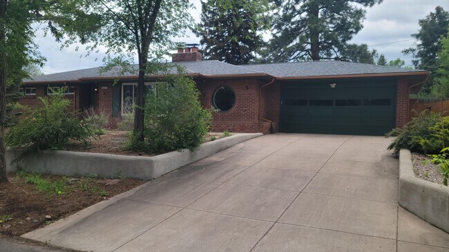 Building Photo - 3 Bed, 3 Bath with Downstairs Kitchenette ...