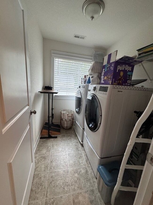 Building Photo - Adorable duplex condo in Red Mill.