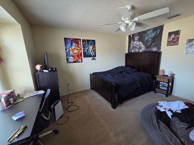 Building Photo - 2 Bed 2.5 Bath Condo