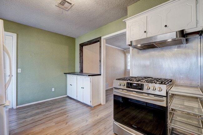 Building Photo - Charming 3 Bed 2 Bath  - Moore, OK