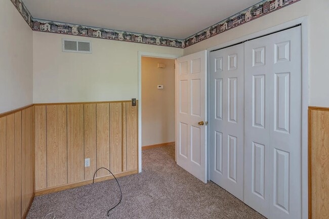 Building Photo - 150 Bobolink Ave
