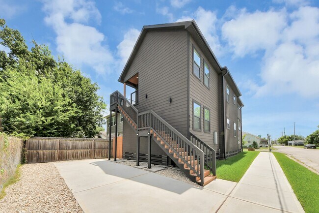 Building Photo - 801 E 32nd 1/2 St