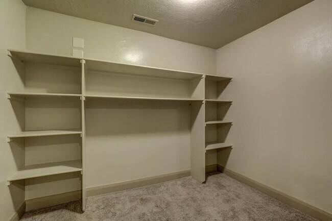 Building Photo - Beautifully Designed 5 Bedroom Home in Was...