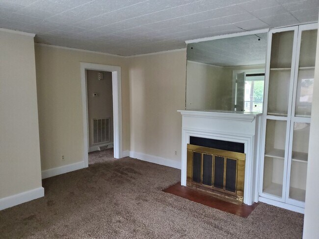 Building Photo - 3 Bedroom 2 Bathroom House