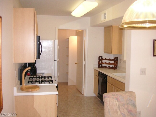 Building Photo - 950 Seven Hills Dr