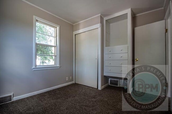 Building Photo - Charming 3+ Bedroom / 2 Bathroom Home | Ne...