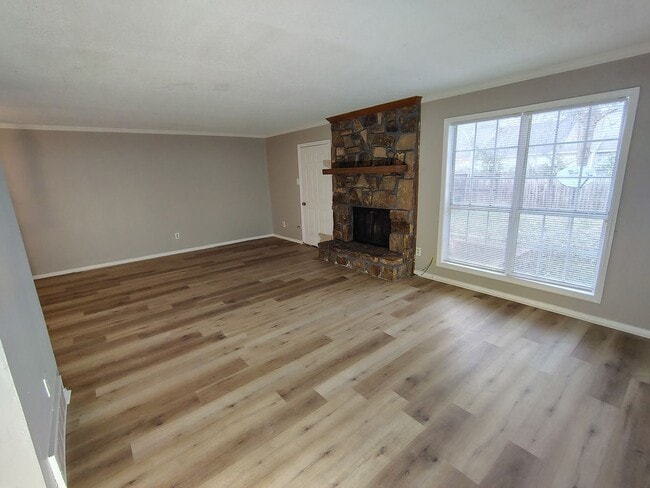 Building Photo - Spacious 2 bedroom 2.5 bath townhome for lease