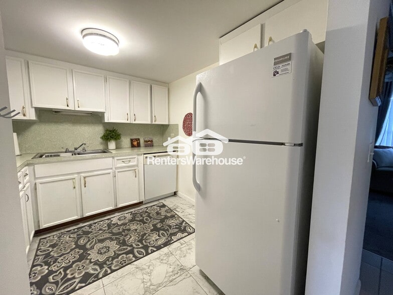 Building Photo - 2042 Australia Way E