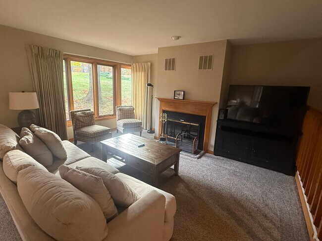 Building Photo - WINTER RENTAL - Cozy Condo in Gilford