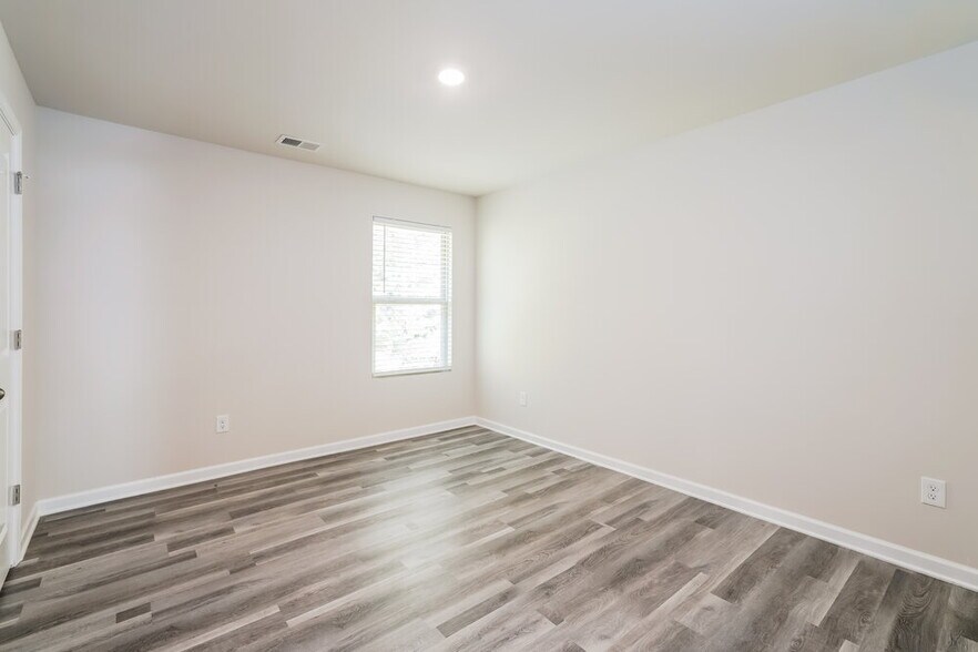 Building Photo - 444 Clematis Court