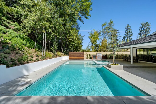 Building Photo - 16105 Clear Oak Dr