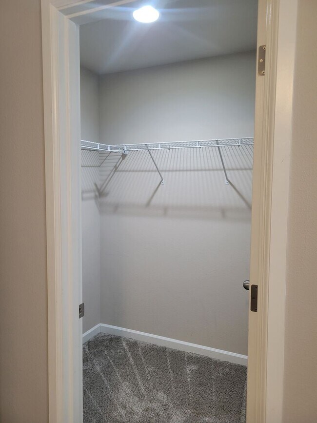 Building Photo - Great 3 bedr. with large loft in perfect l...