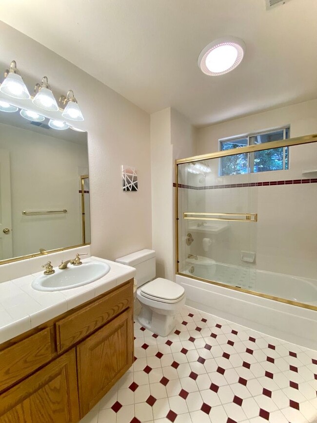 Building Photo - Spacious 5-bedroom Home Located in Niles Neighborhood of Fremont!