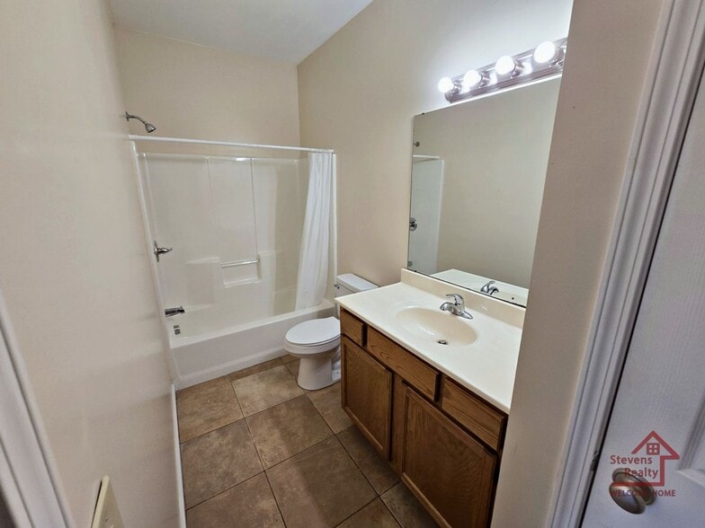 Building Photo - 1090 N Washington Ave