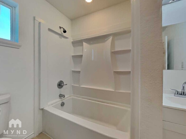 Building Photo - 3034 W Salinas St