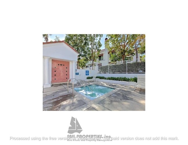 Building Photo - Welcome to this charming 2-bedroom, 1-bathroom home located in the heart of Huntington Beach.