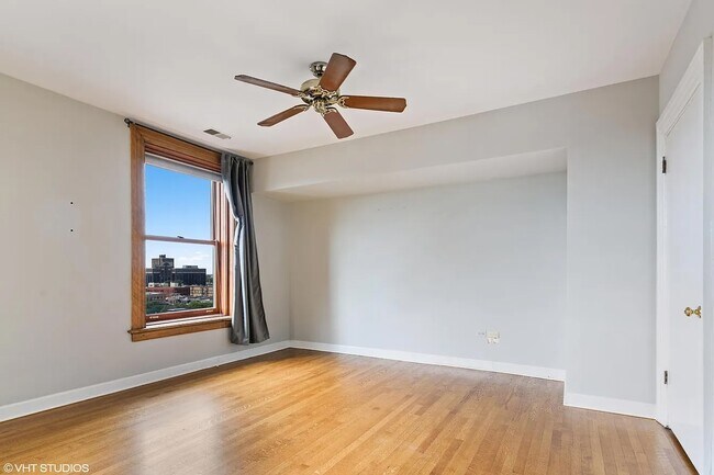 Building Photo - 559 W Surf St