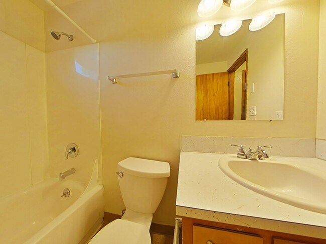 Building Photo - 2 Bedroom Apartment ~ Close to Campus