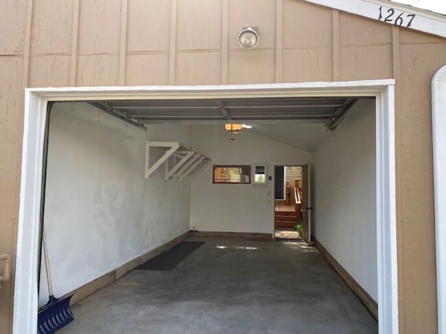 Building Photo - 2 bedroom, 1.5 bath Townhome  $1600/month