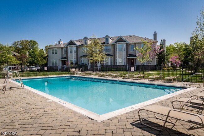 Building Photo - 127 Forest Dr