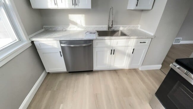 Building Photo - Three bedroom one bathroom home for rent