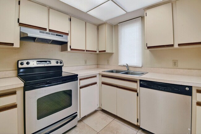 Building Photo - 1620 SE Green Acres Cir