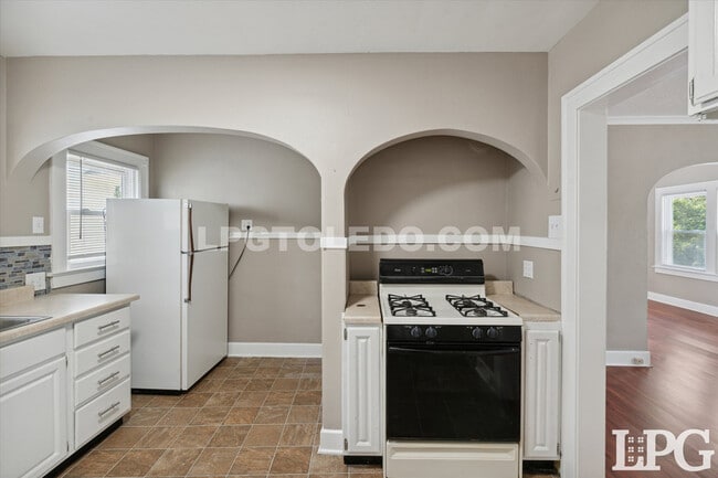 Building Photo - 2030 Wyndhurst Rd