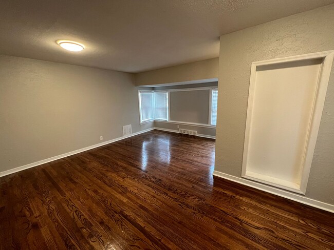 Building Photo - Fully Remodeled 2 Bed 1 Bath!!