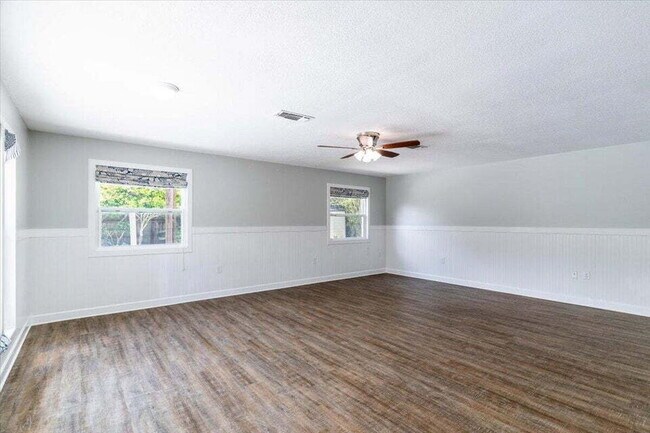 Building Photo - "Charming 3-Bed Oasis with Private Pool in Fort Walton Beach!"