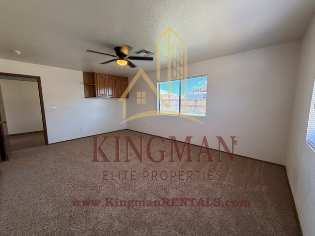 Building Photo - 3 Bedroom / 2 Bath Home with Courtyard Entry, Fireplace & Spacious Backyard