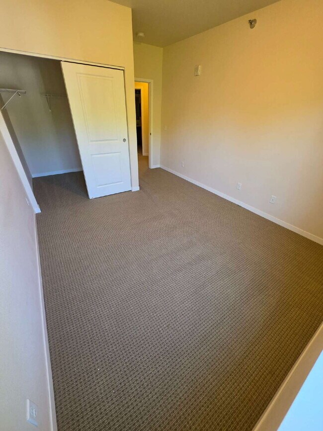Building Photo - 2 Bedroom | 1 Bathroom 2nd Floor Apartment Available OCTOBER 1ST!
