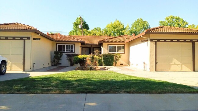 Building Photo - Charming 2bd Duplex With Private Yard & Garage
