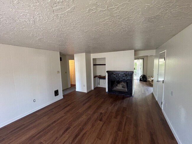 Building Photo - BEA510-520