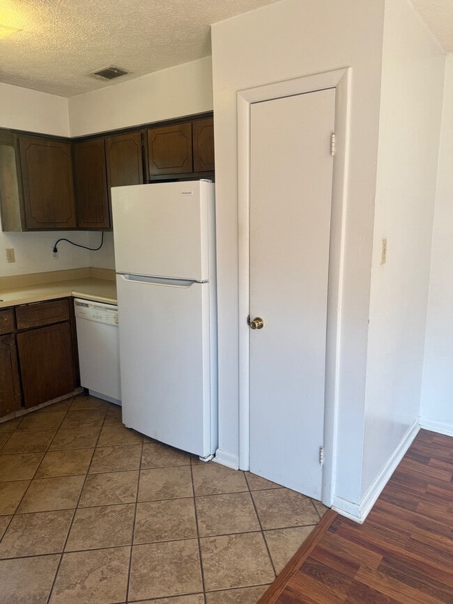 Building Photo - 209-p209 Garden Cir