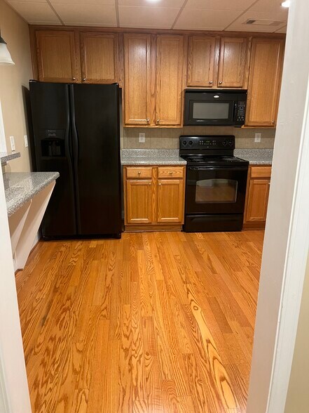 Building Photo - 5182 Glenstone Ct
