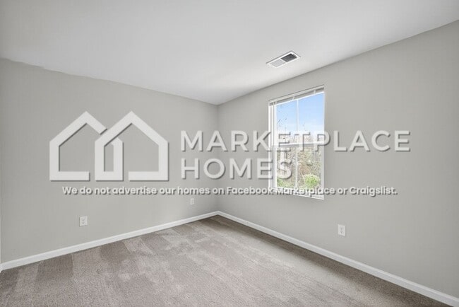 Building Photo - 807 Sun Vly Wy