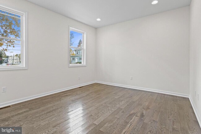 Building Photo - 819 11th Ave