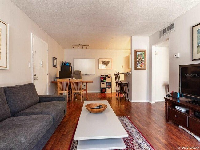 Building Photo - 1700 SW 16th Ct