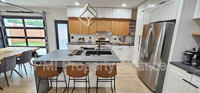 Building Photo - 2319 Drake Dr