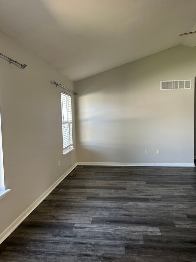 Building Photo - 404 Tailfeather Dr