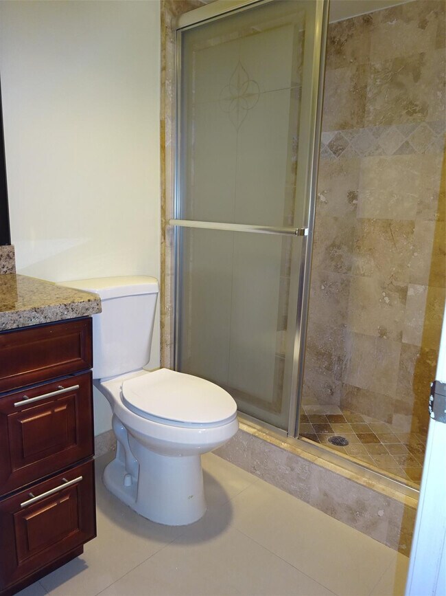 Building Photo - 2801 N Palm Aire Dr