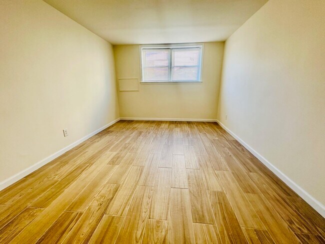 Building Photo - 34 E 32nd St