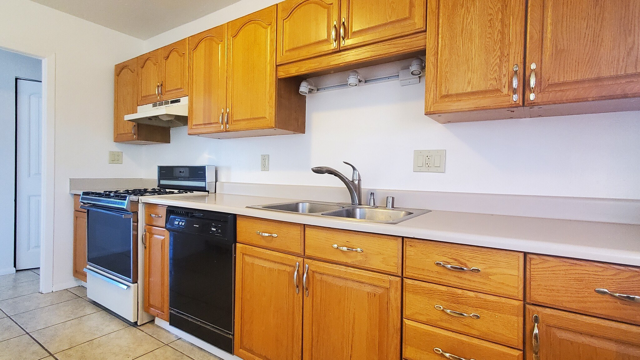 Building Photo - 121 W 11th St