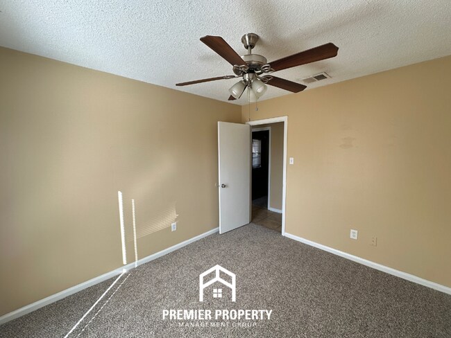 Building Photo - 3BR Home w/ Brick Fireplace, Garage & Fenced Yard in Memphis