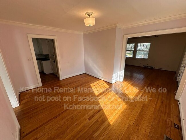 Building Photo - 207 W 51 Terrace