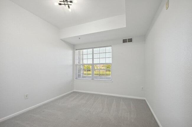 Building Photo - Updated 2 Bedroom Condo in Erie