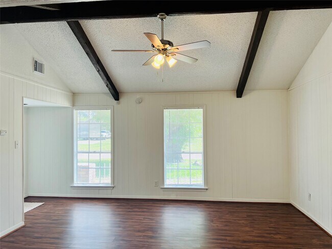 Building Photo - 1026 Fallbrook Dr