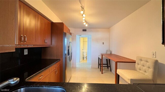 Building Photo - 3 br, 2 bath House - 1000 Parkview Dr Apt 415