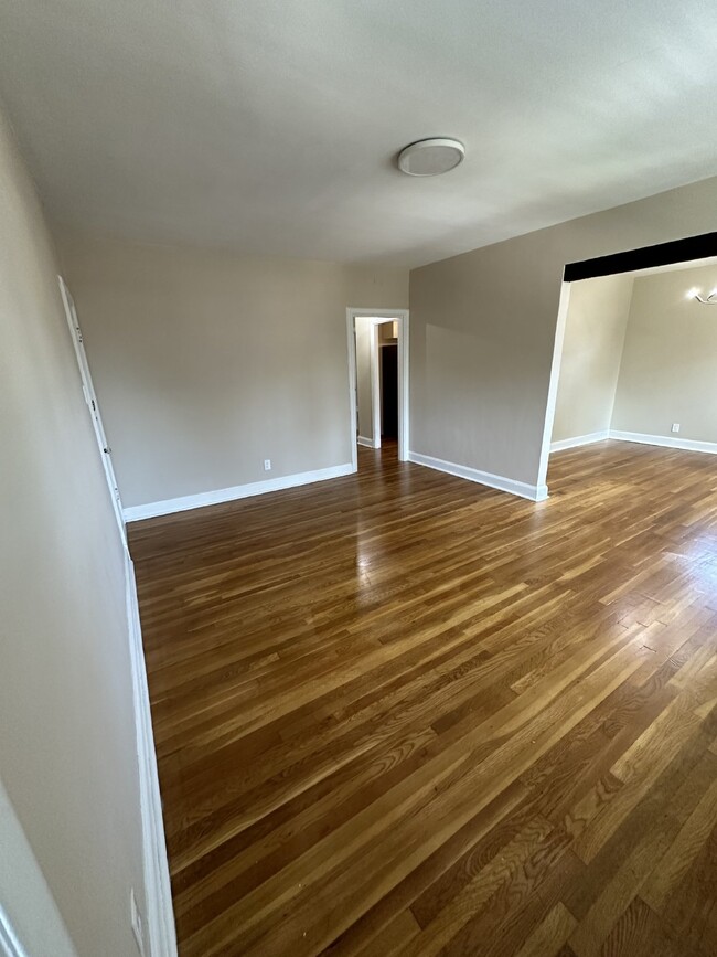 Building Photo - Updated 2 bedroom, 1 bathroom unit in Rich...